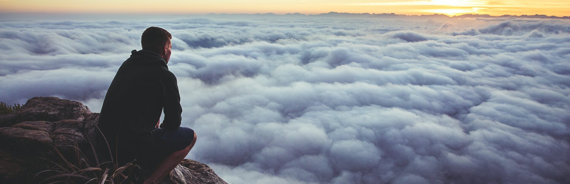 Man schaut in Wolken Decke